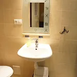 ホームステイ Nest *